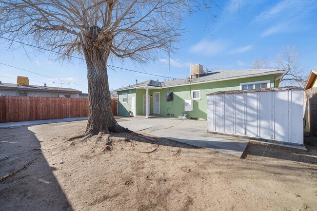 Foto del edificio - 44526 Cedar Ave