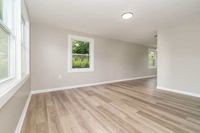 Foto del edificio - Newly Renovated Three Bedroom house in Par...