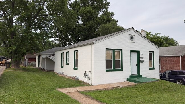 Freshly Painted brick cottage - 835 Elias Ave