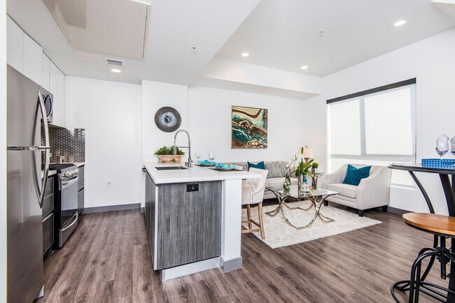 Building Photo - One Bedroom Townhome in Hollywood!