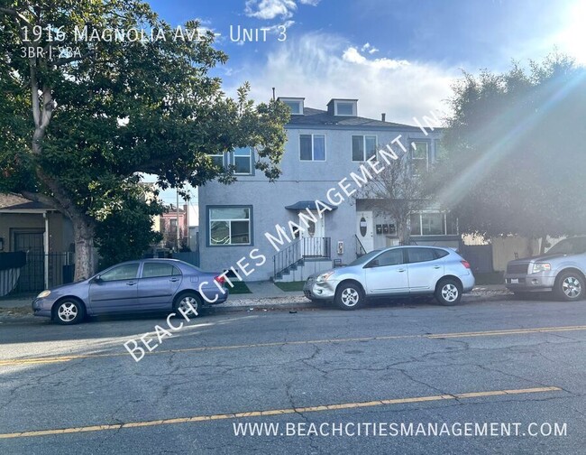 Building Photo - Upper Unit Apartment with Garage