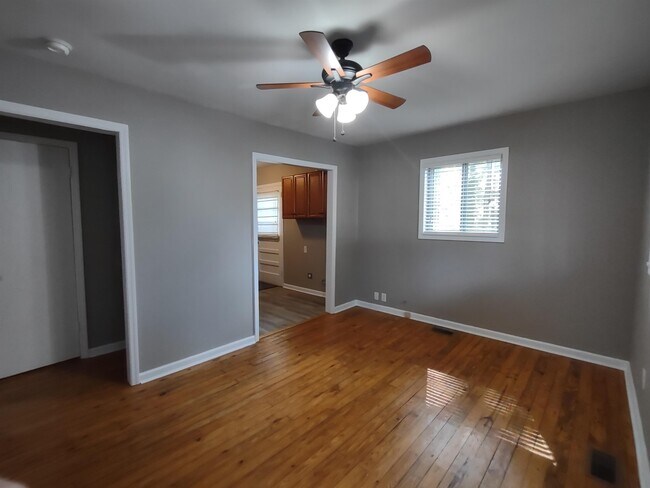 Building Photo - 8329 Oak Dr