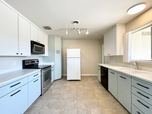 Foto del edificio - AVAILABLE NOW! 2 Bed 2 Bath condo in Palm ...
