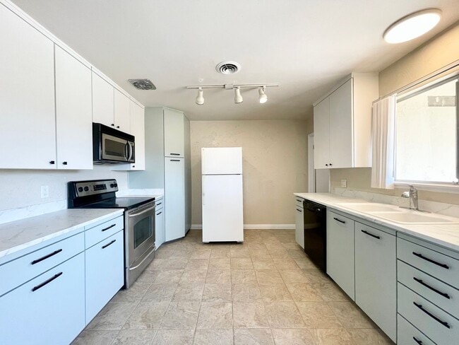 Building Photo - AVAILABLE NOW! 2 Bed 2 Bath condo in Palm ...