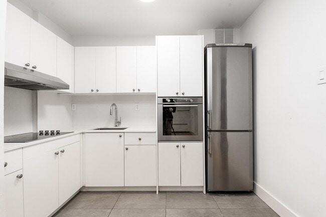 Building Photo - 730 St Clarens Ave