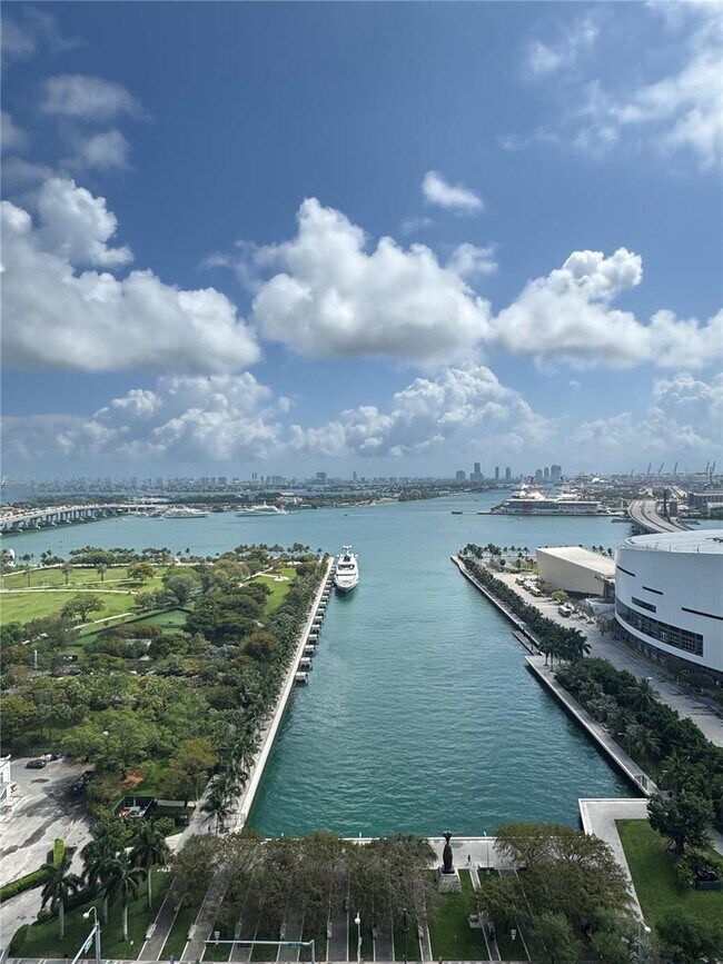 Foto del edificio - 888 Biscayne Blvd