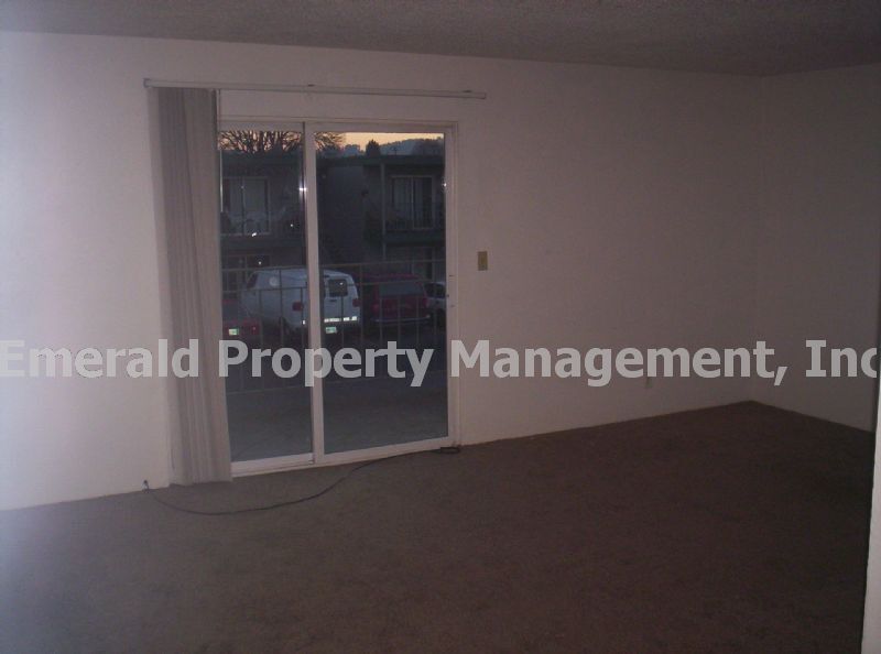 Building Photo - Updated units near downtown, rose gardens,...