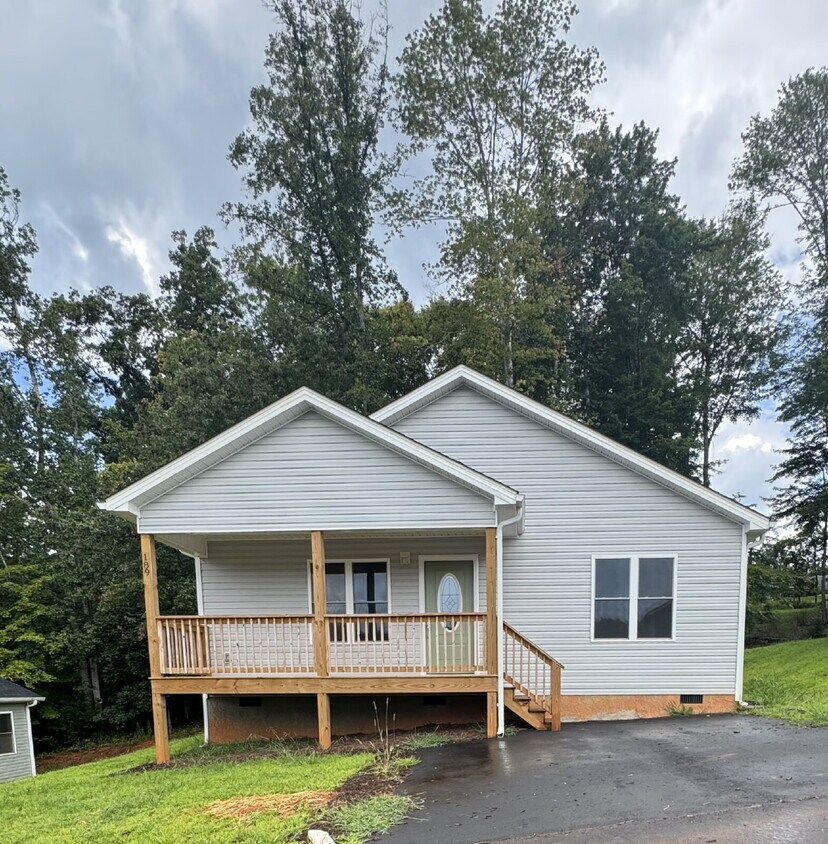 Foto principal - "Charming 3-Bedroom Retreat with 2 Full Ba...