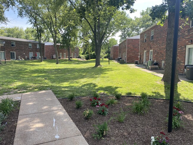 Building Photo - Oakmont Townhomes