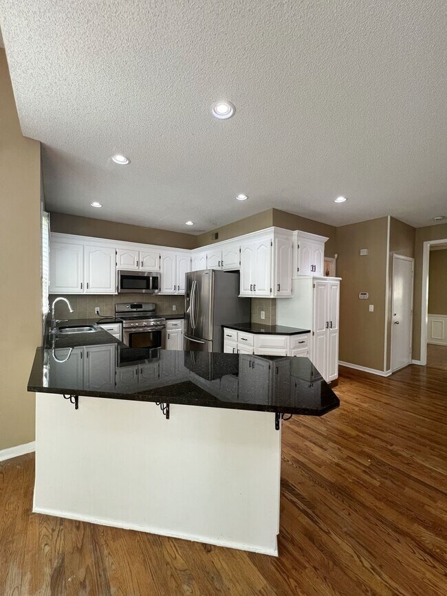 Foto del edificio - SEE IT NOW: Spacious 4-Bed Home with Finis...