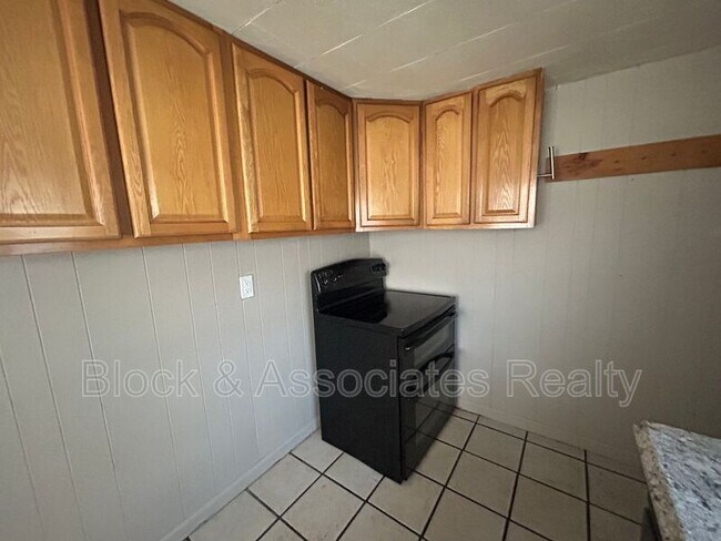 Building Photo - 409 Dobson St