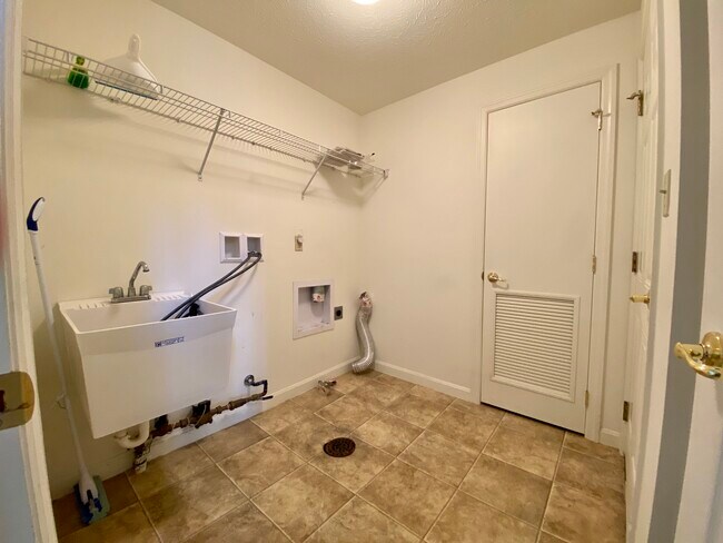 Building Photo - 110 Trotter Ln