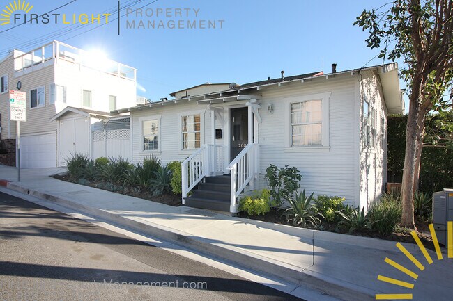 Building Photo - 208 8th St