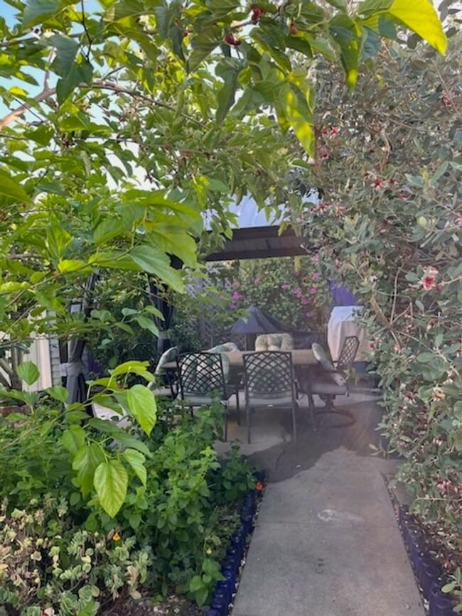 Building Photo - 1615 Anacapa St