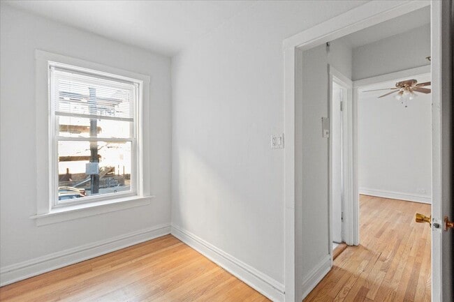 Foto del edificio - 656 W Oakdale Ave