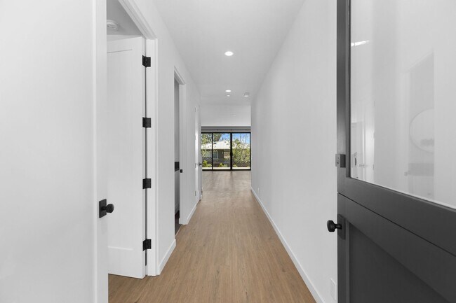 Foto del edificio - Modern Coastal Lease in Top of the World