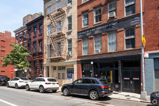 Cerca de la "1 in, "2 IN, "3 IN, "A”, "C IN, “”, E, L" y "líneas del metro - 801-803 Greenwich St