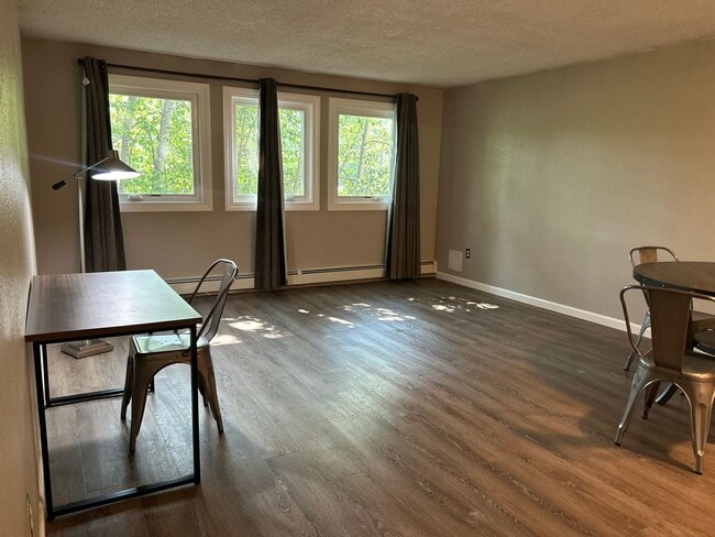 Building Photo - Century 21 Gold Rush - 3 bed, 1 bath (Fair...
