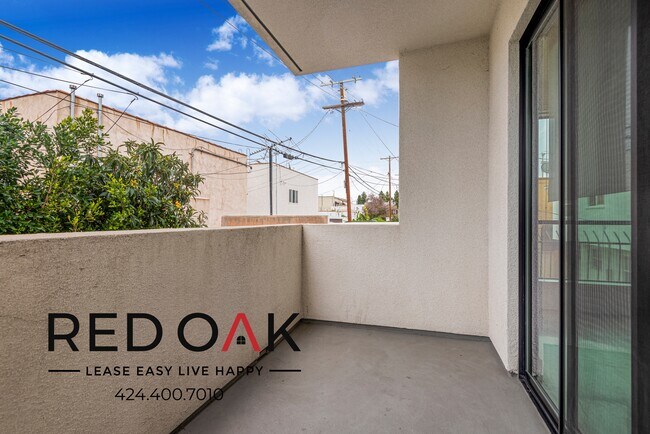 Building Photo - 6 WEEKS FREE! Incredible Three Bedroom wit...