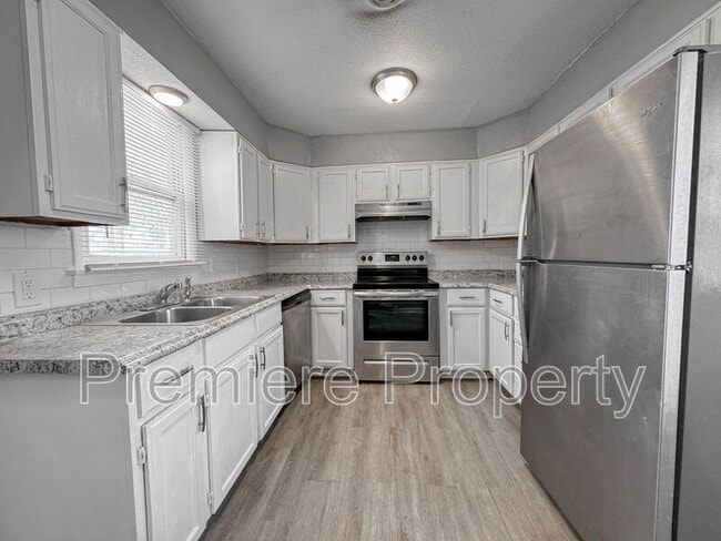 Building Photo - 807 S Savage St