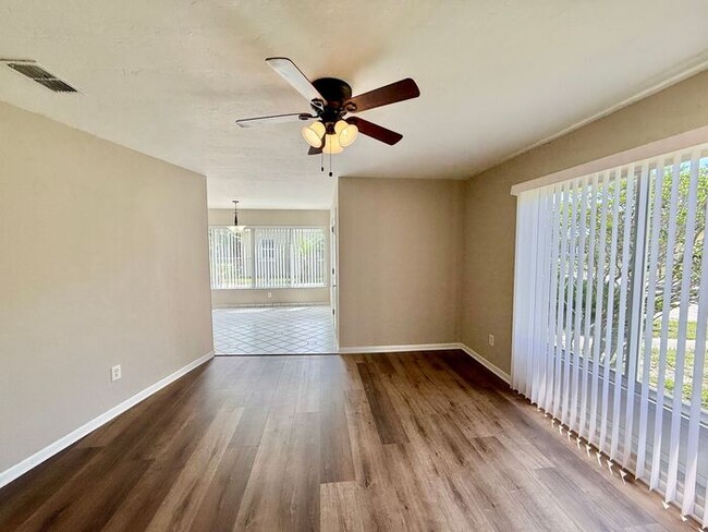 Building Photo - Cute 3/2 Home in Deltona!