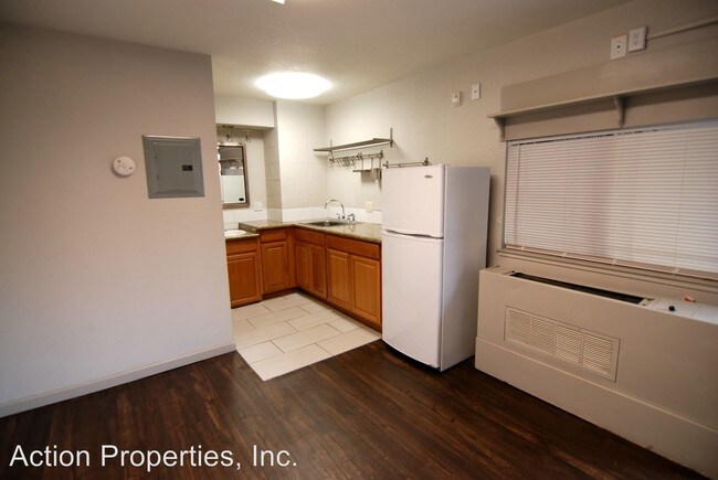 Building Photo - 695 S Center St