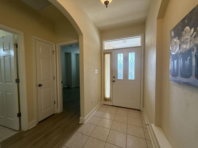 Foto del edificio - Beautiful 3 bedroom town home with wood fl...