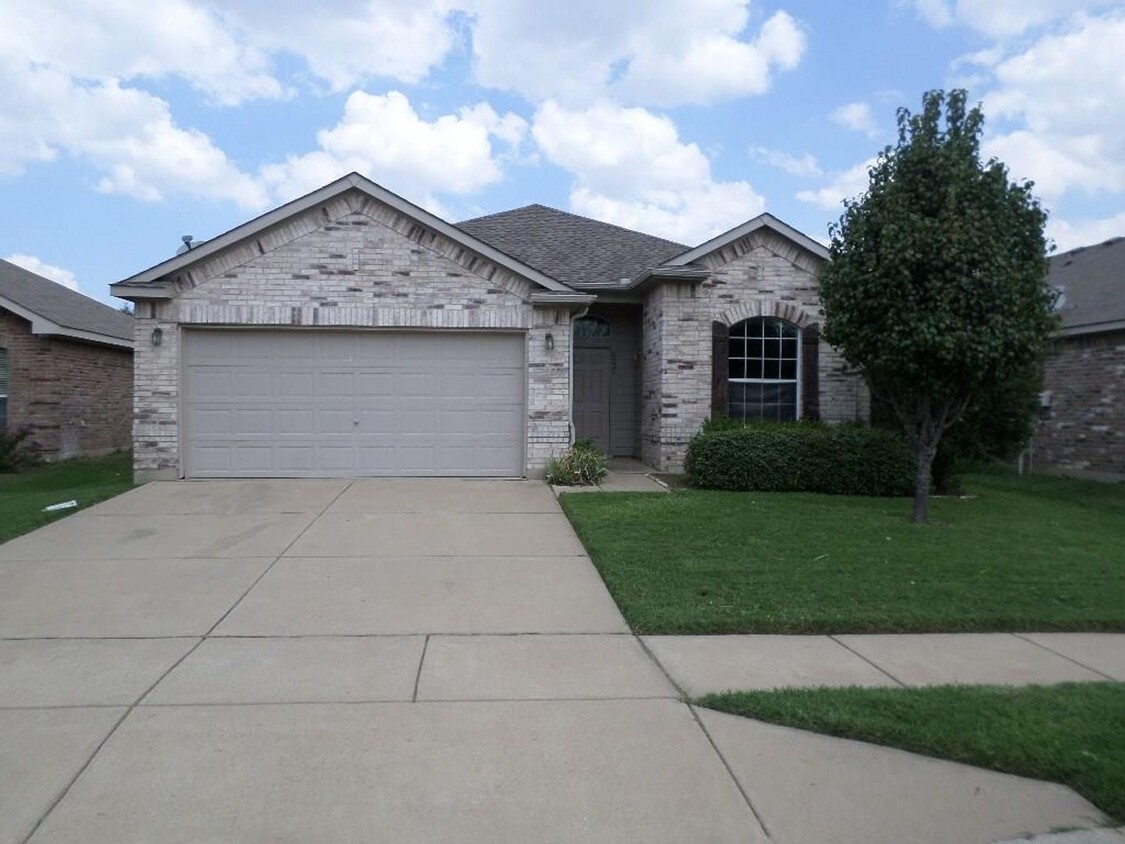 Foto principal - 4 bedroom, 2 bath House in Fort Worth