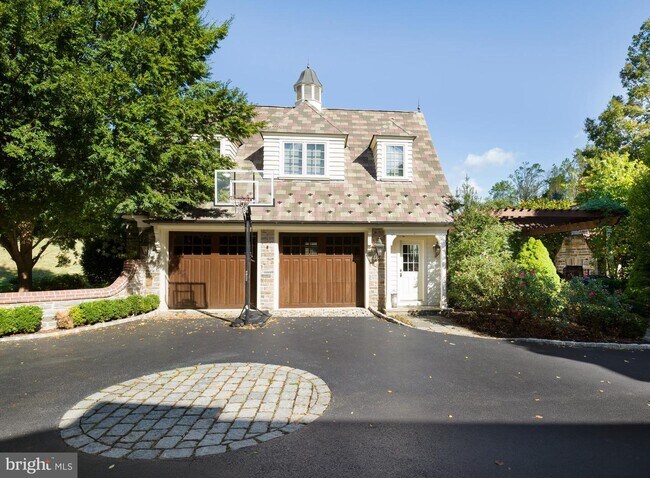 Building Photo - 60 Farrier Ln