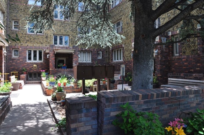 Building Photo - Beautiful studio Apartment in the heart of...