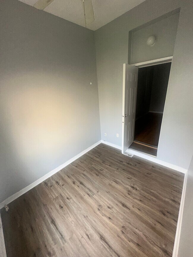Closet or office - 3309 W Le Moyne St