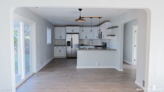 Building Photo - 48 Saron Ave