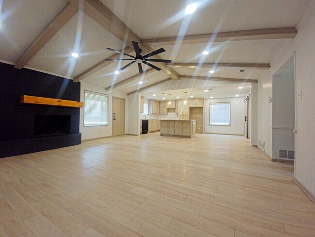 Building Photo - Honey I'm Home, 3 bedroom 2 Bath Newly Remodeled