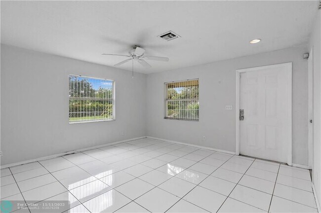 Building Photo - 201 NW 12th Ct