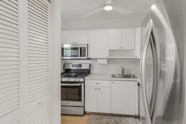 Building Photo - 200 E Royal Palm Rd