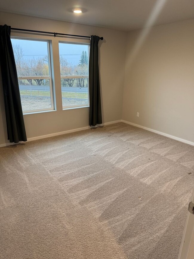 Foto del edificio - 4 Bed 2.5 Bath Home with Community Amenities