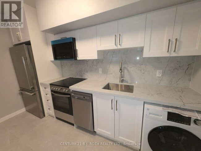 Building Photo - 82 Albert St N