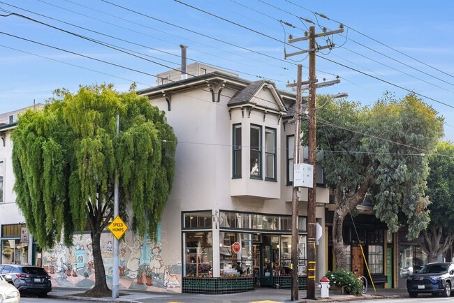 Remodeled pet friendly, top floor 2BR with in-unit laundry - Remodeled pet friendly, top floor 2BR with in-unit laundry Apartment