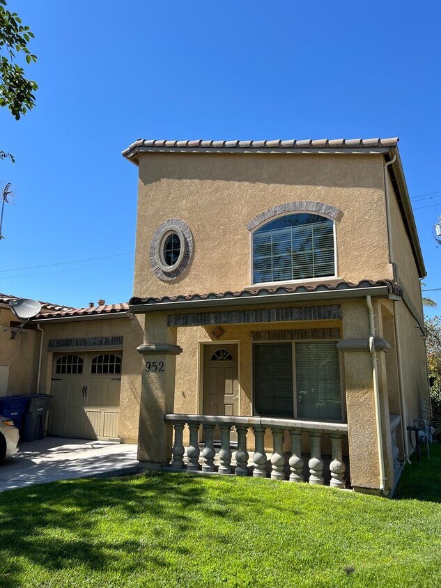 Foto principal - Charming Two-Story Home in Gated Senior Co...