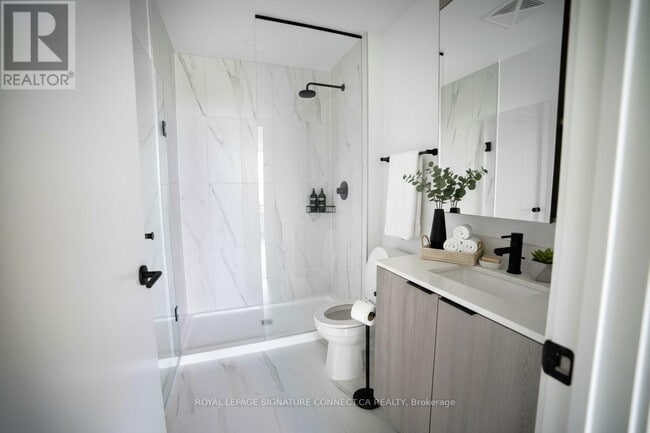 Photo du bâtiment - 2495 Eglinton Ave W