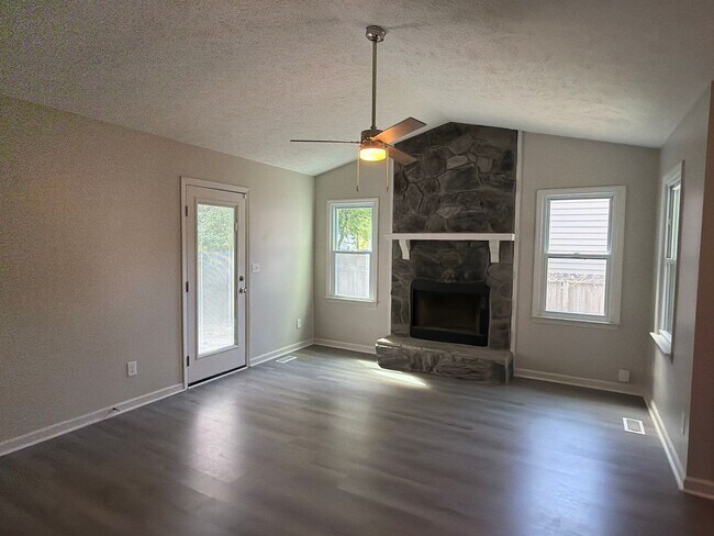 Foto del edificio - NEW LISTING!!