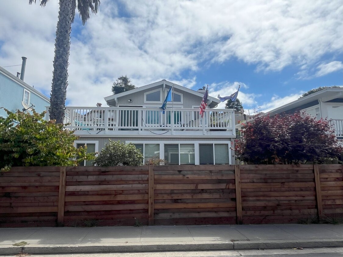 Primary Photo - Beautiful and Bright Santa Cruz Home Comin...