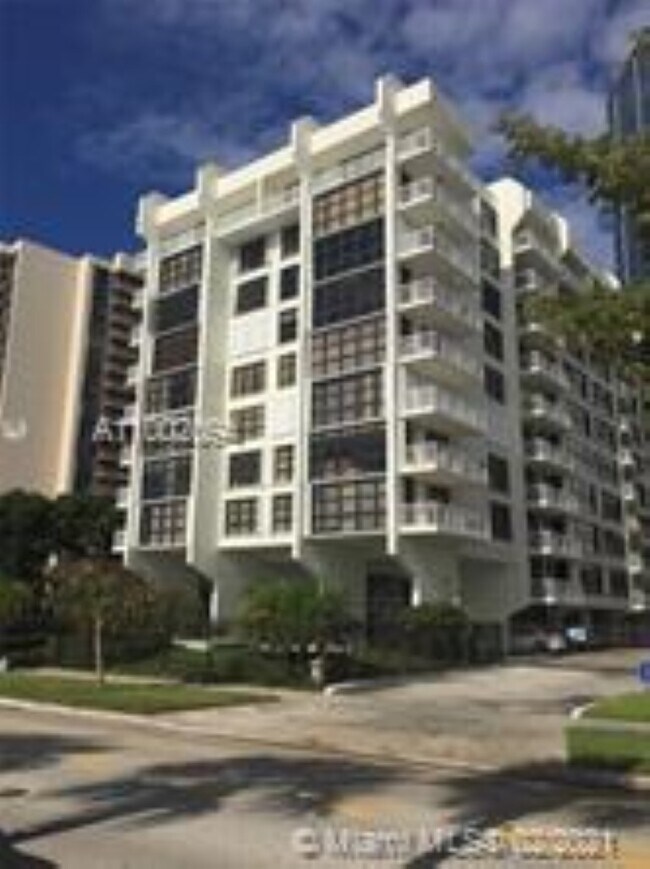 Foto del edificio - 1440 Brickell Bay Dr