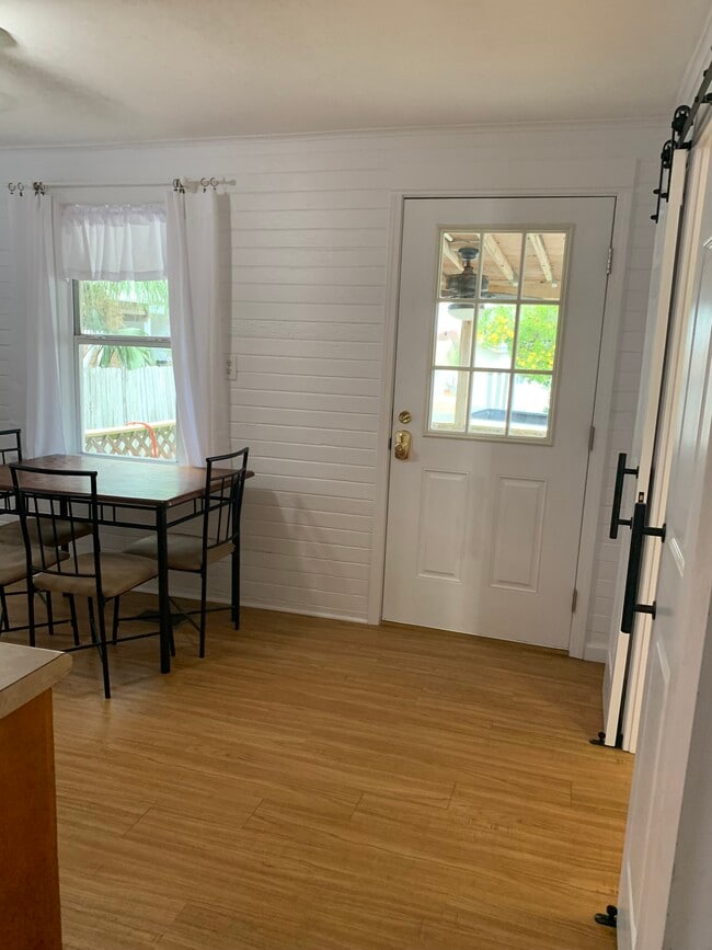 Porche delantero cubierto - 118 E Lakeshore Dr