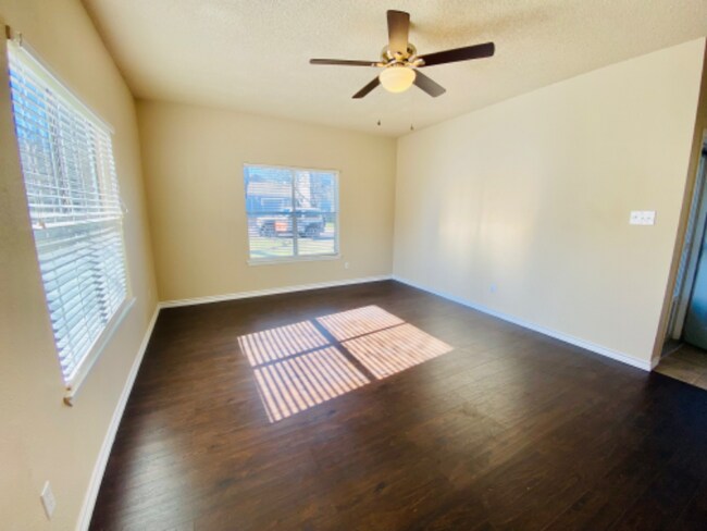 Foto del edificio - 103 Hughson Ct