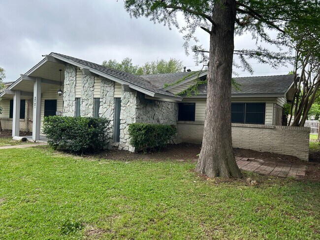 Building Photo - Interested in this home? You clearly have ...