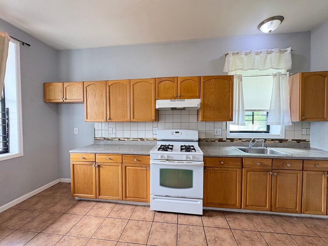 Primary Photo - 136-138 S 7th St
