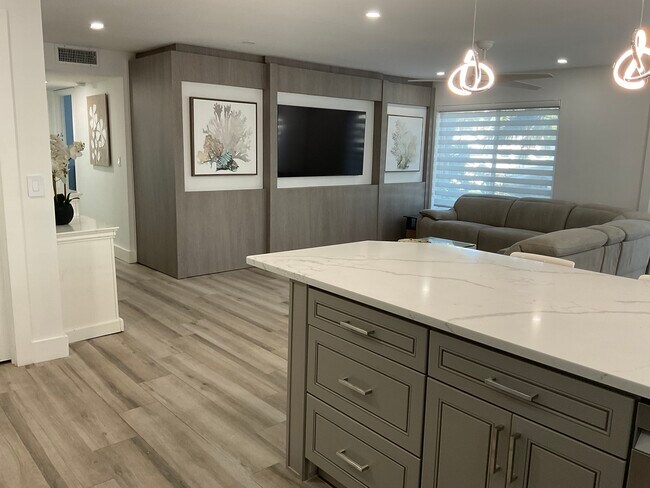 Pared extraíble cerrada - 2870 NE 14th Street Cswy