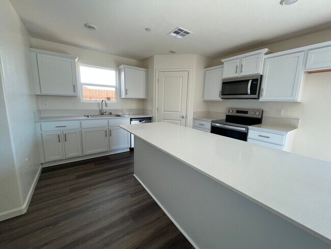 Foto del edificio - Beautiful brand NEW home for rent in Tulare, Ca