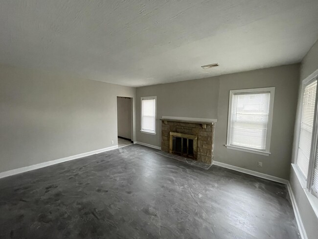 Building Photo - 679 S Waverly St